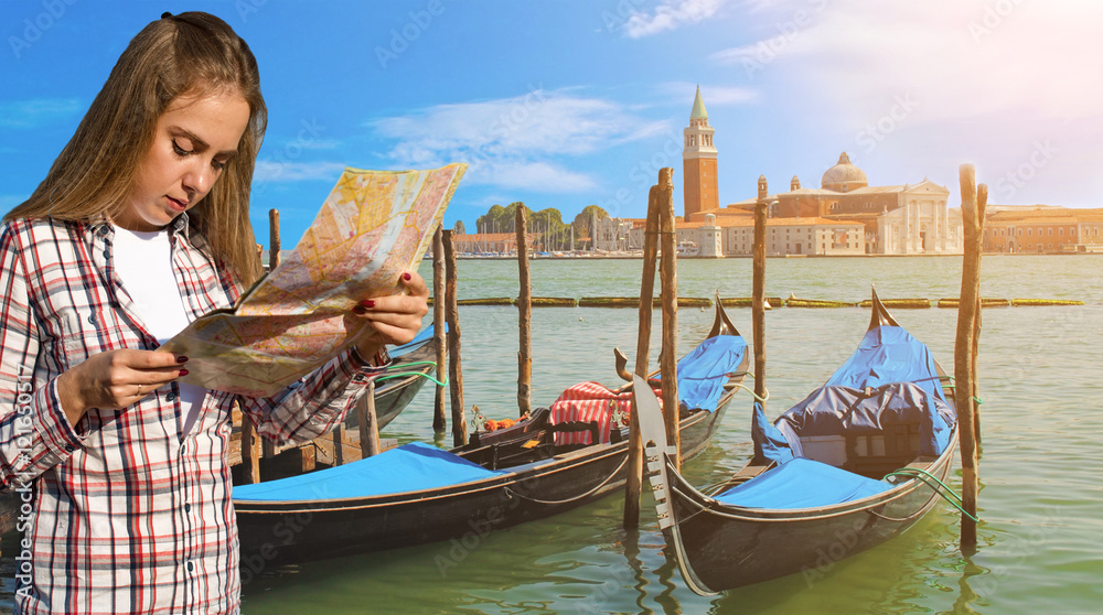 Obraz premium Girl with map in hand near the gondola in Venice. Italy, Europe