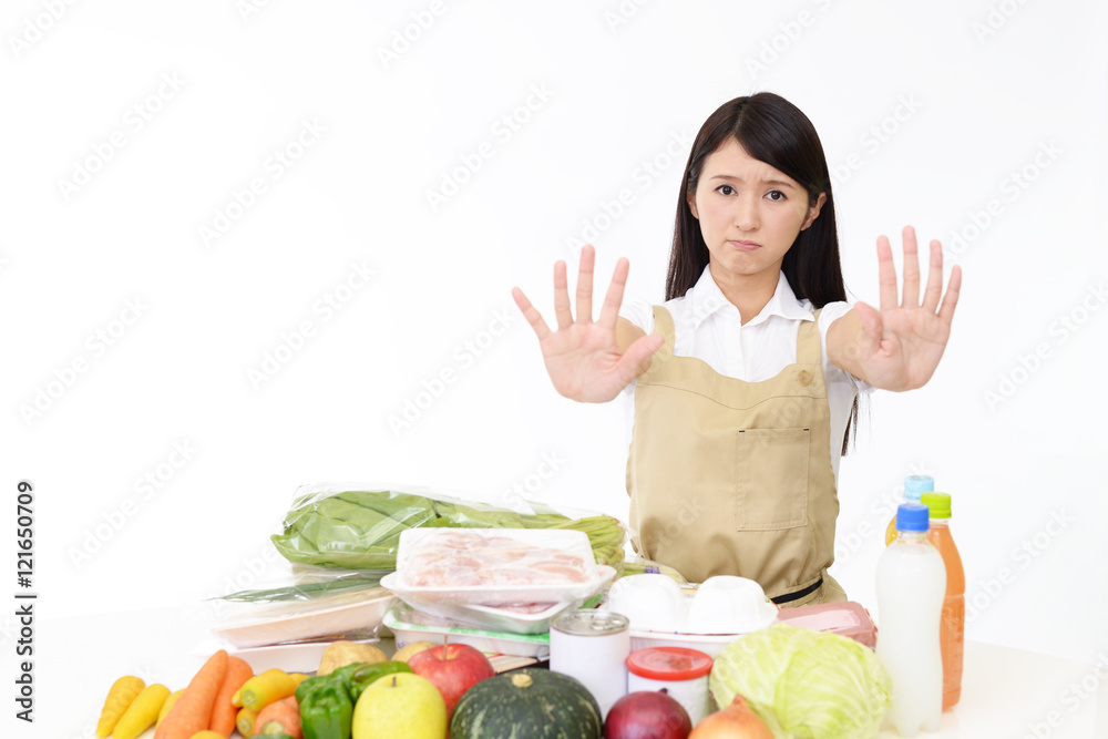 ストップのジェスチャーをする主婦