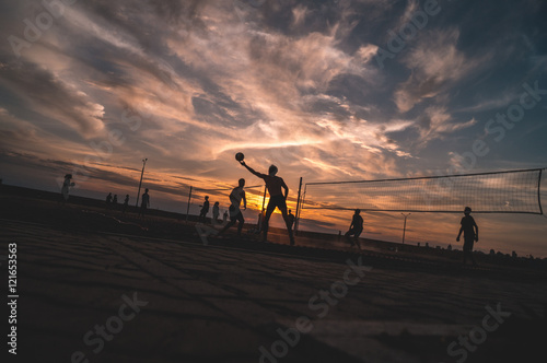 пляжный волейбол на закате