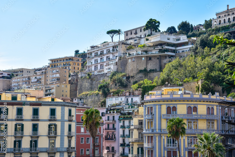 Napoli, Italia. Vista dei palazzi Via Antonio Gramsci. 