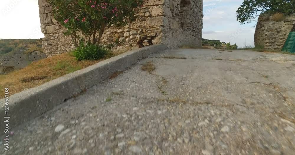 Vista di un castello medievale vecchio e danneggiato con la steady camera. Vista di un castello medievale vecchio e danneggiato con la steady camera.