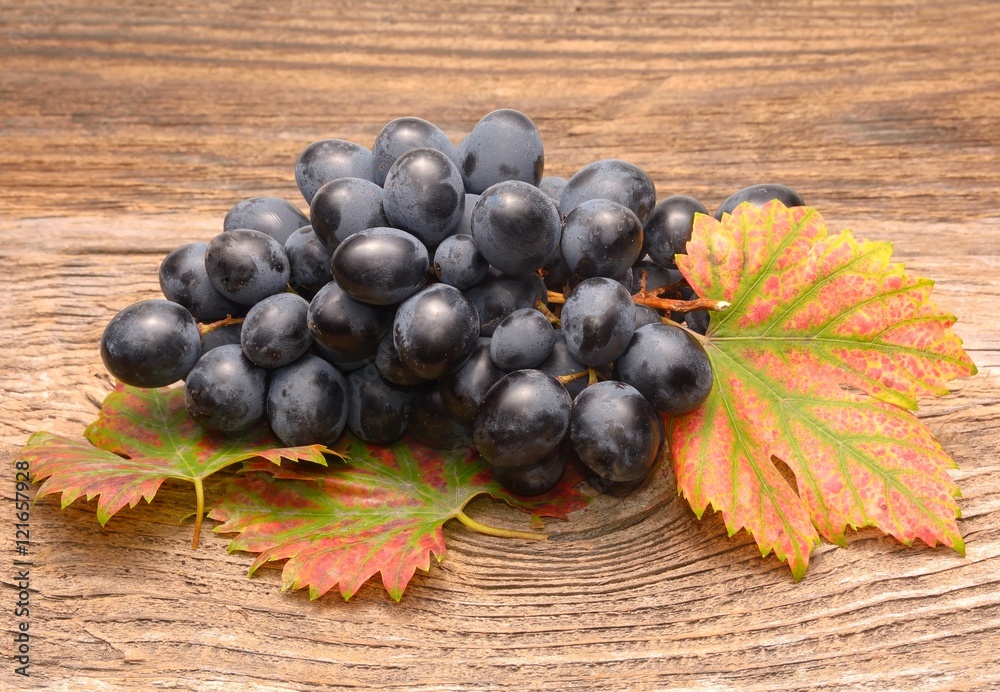 Fototapeta premium Grapes on a old wooden table