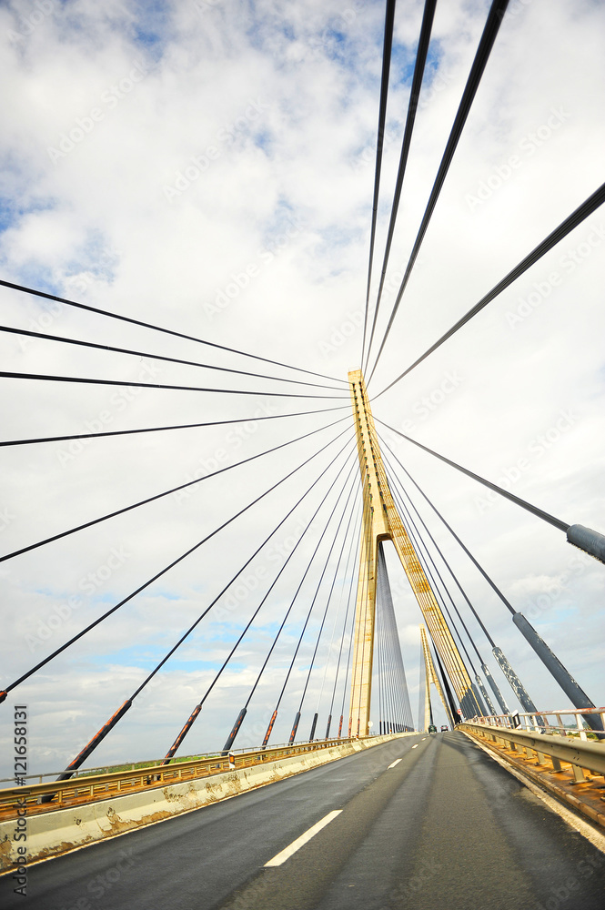 Puente Internacional de Ayamonte sobre el río Guadiana en la frontera entre España y Portugal Puente Internacional de Ayamonte sobre el río Guadiana en la frontera entre España y Portugal
