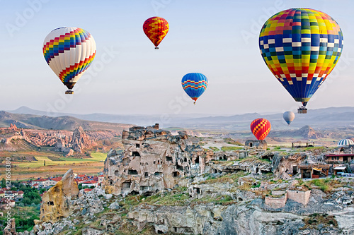 Colorful hot air balloons flying over Cavusin at Cappadocia, Ana