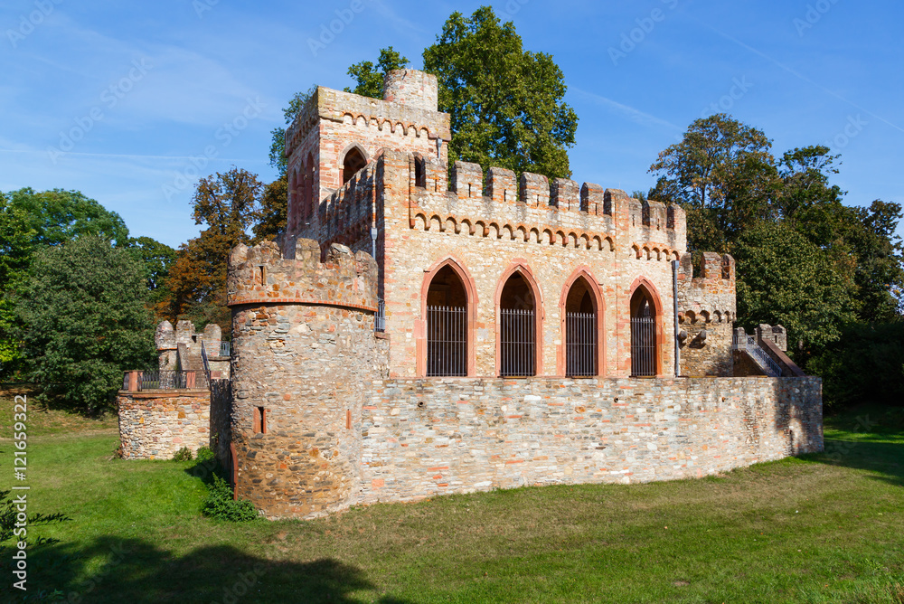Die Mosburg, eine künstliche Ruine im Biebricher Schlosspark, Wiesbaden. (September 2016)
