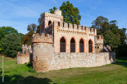 Die Mosburg  eine k  nstliche Ruine im Biebricher Schlosspark  Wiesbaden.  September 2016 
