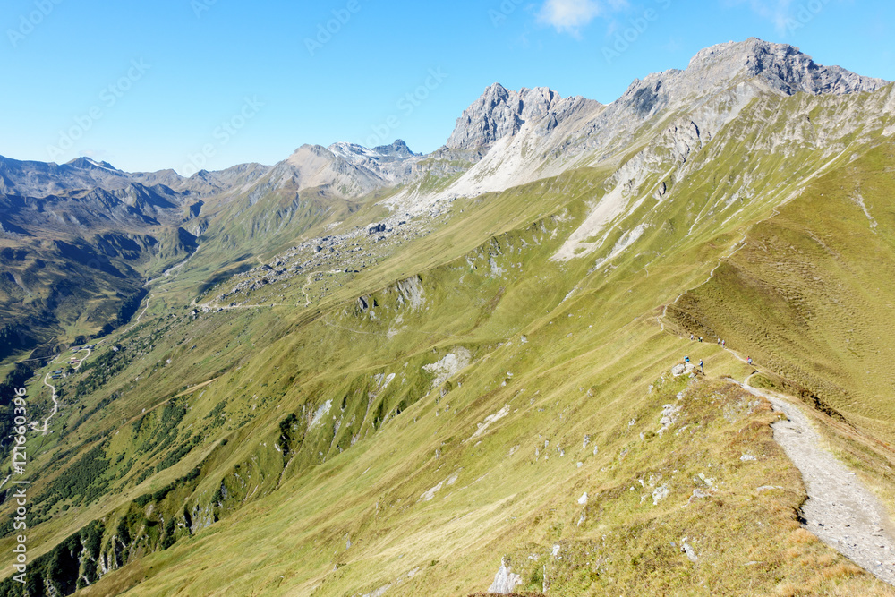 Wanderweg am Berggrat in den Alpen Wanderweg am Berggrat in den Alpen