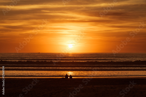 Fototapeta Naklejka Na Ścianę i Meble -  Piękny złocisty zachód słońca z widokiem na ocean