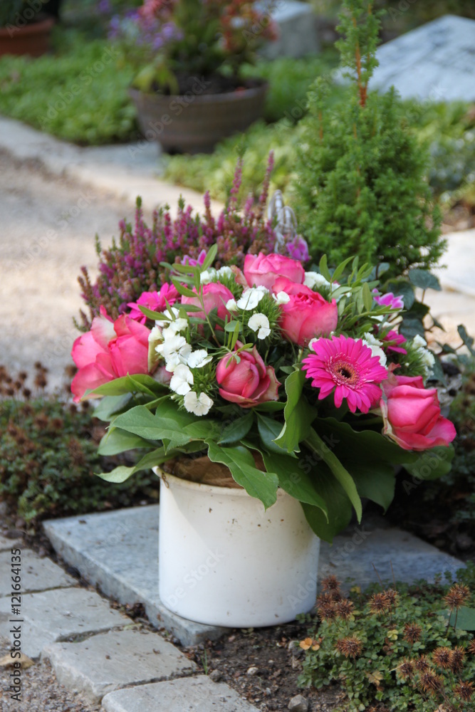 Obraz premium Blumen schmücken ein Grab