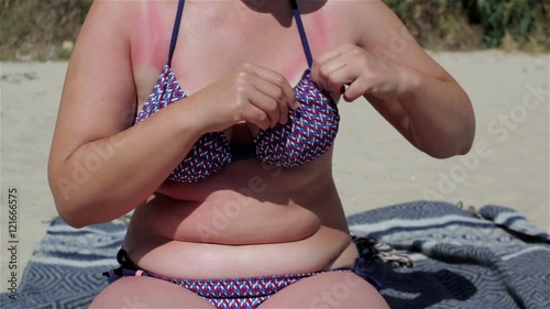 showed bare breasts on the beach/she showed naked breasts on the beach