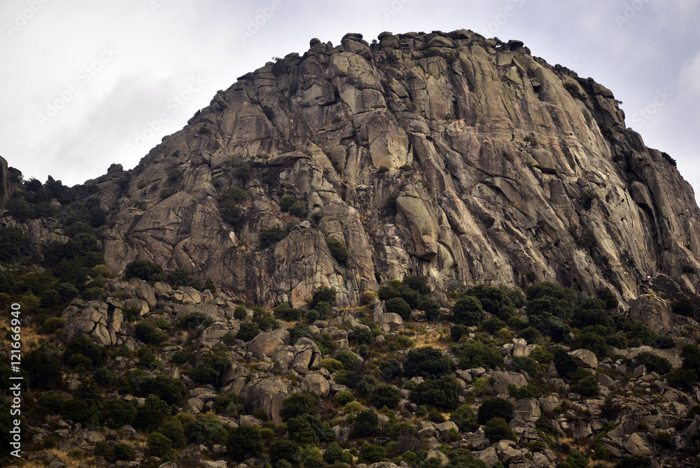 Pico de la Miel, en la Sierra de la Cabrera, de 1.392 m 2 y su longitud es de aproximadamente cuatro kilómetros. Pertenece a la Comunidad de Madrid. España