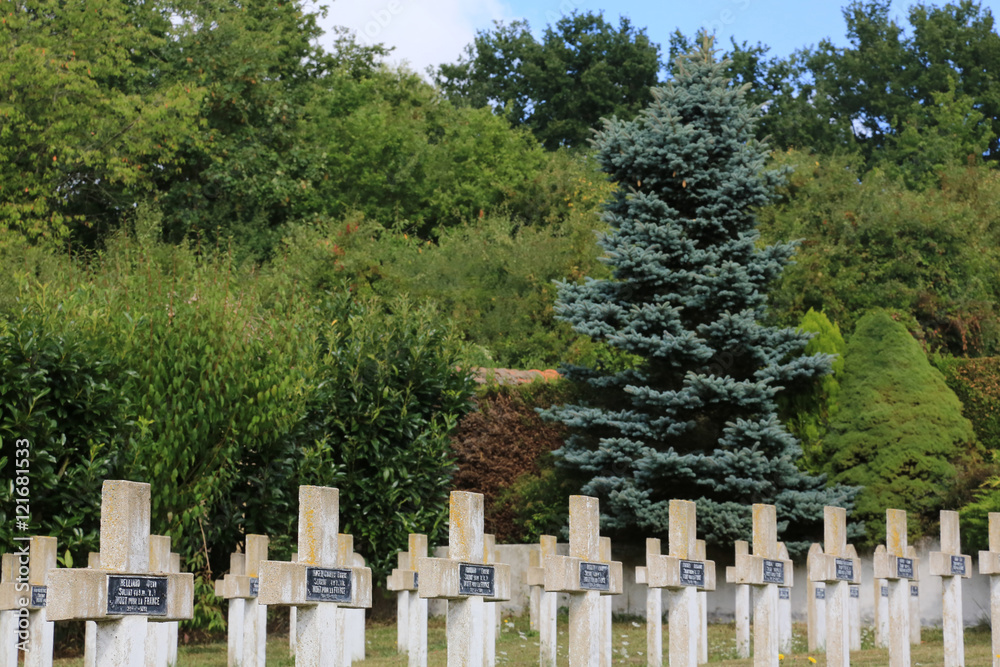 Commonweatlth war Graves. Tombes de guerre Commonwealth. Cimetire militaire Franais comprenant 328 tombes de ColumŽriens, d'Anglais, Hollandais et d'Africains morts pour la France en 1914-1918.