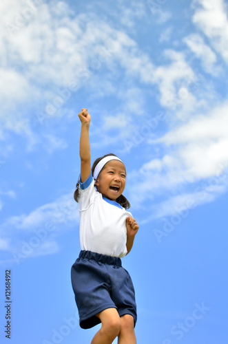 青空でガッツポーズする女の子（体操服、運動会） © hanapon1002