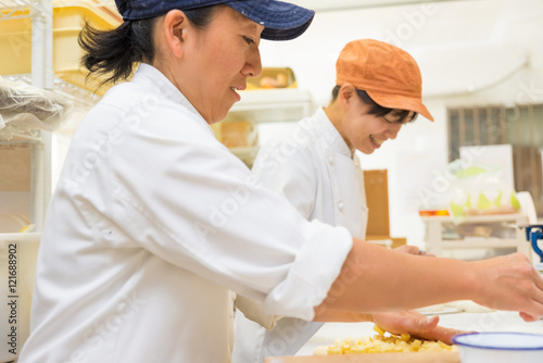 日本のパン屋さんで働く日本人女性パン職人