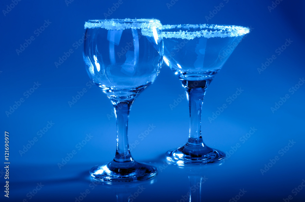 Obraz premium Wine glass close-up, decoration on the edge of a white crumb