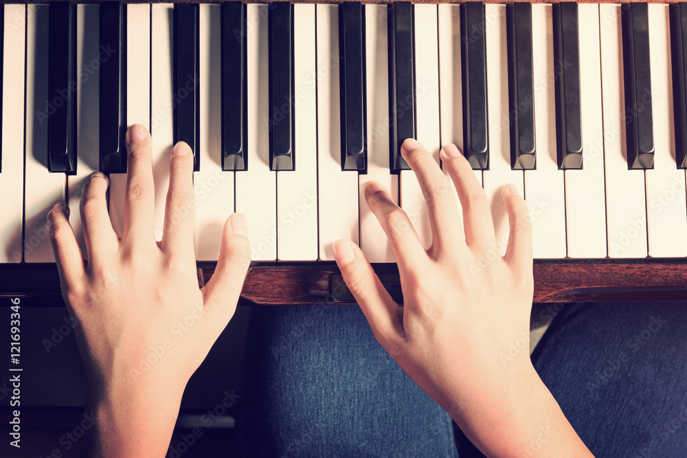Fototapeta Kobiece ręce gry na pianinie z rocznika wygląd