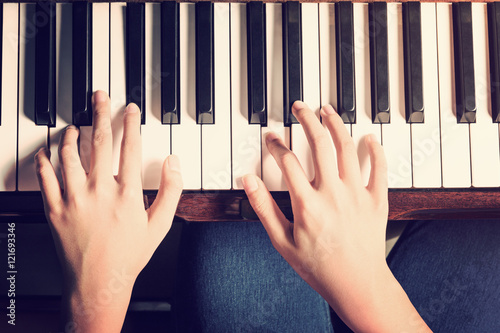 Fototapeta Kobiece ręce gry na pianinie z rocznika wygląd
