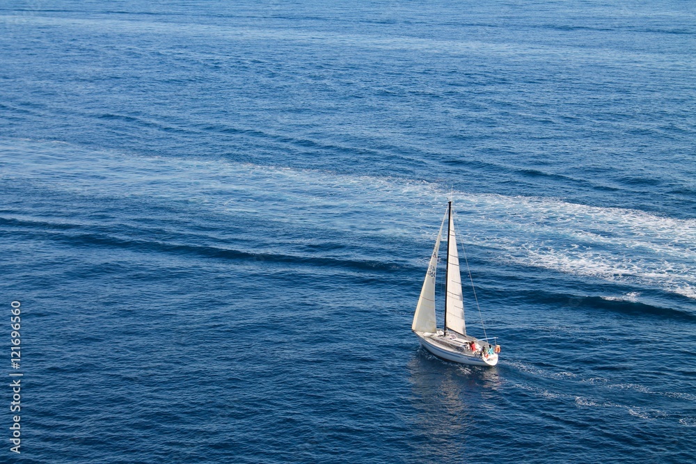 Barca a vela, navigando nel mar Mediterraneo