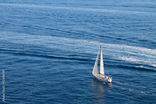 Barca a vela, navigando nel mar Mediterraneo © marialauradr