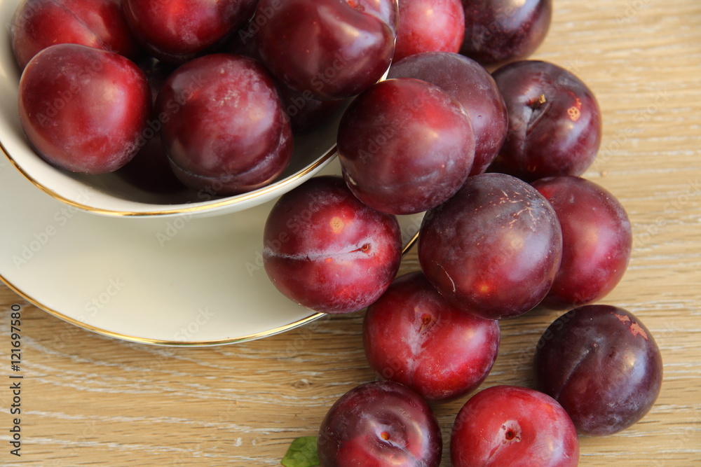 Schale mit blauen Pflaumen