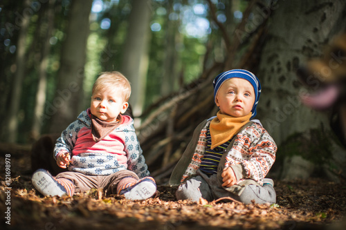 Kinder Beobachten das Leben im Wald