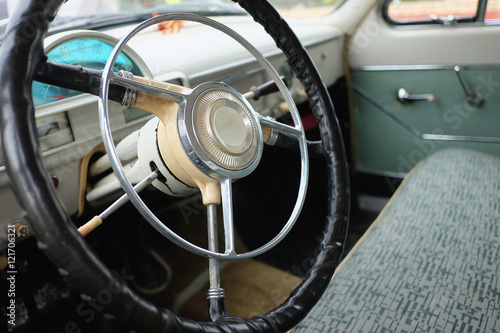 Руль и часть салона старого легкового автомобиля середины двадцатого века 