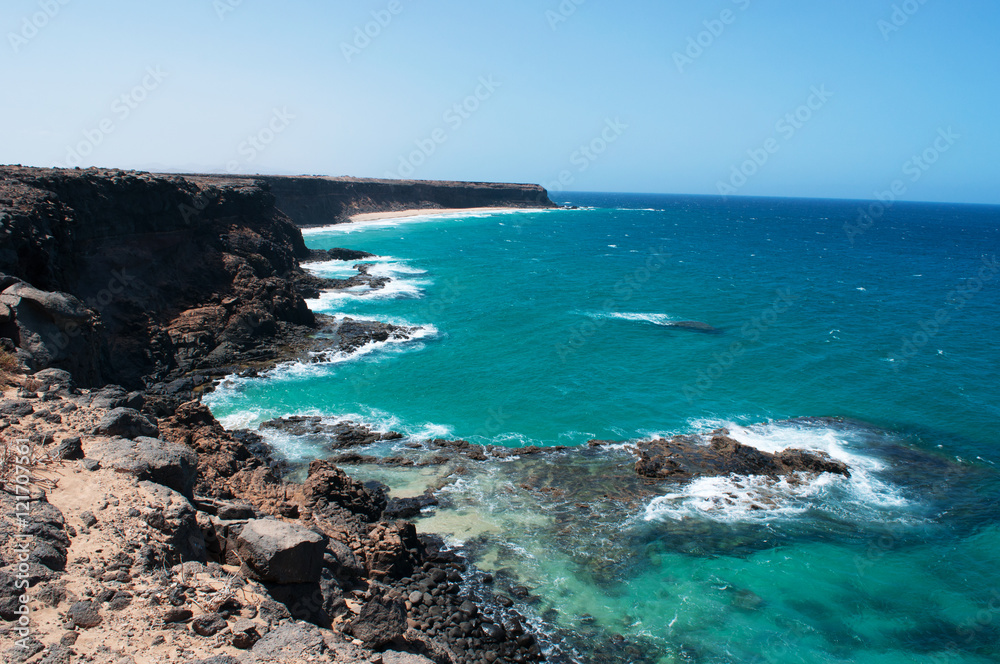Fuerteventura, Isole Canarie: vista panoramica della Playa de La Escalera, la spiaggia della Scala, una delle più famose dell'area nord ovest vicino a El Cotillo, il 31 agosto 2016