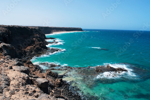 Fuerteventura, Isole Canarie: vista panoramica della Playa de La Escalera, la spiaggia della Scala, una delle più famose dell'area nord ovest vicino a El Cotillo, il 31 agosto 2016