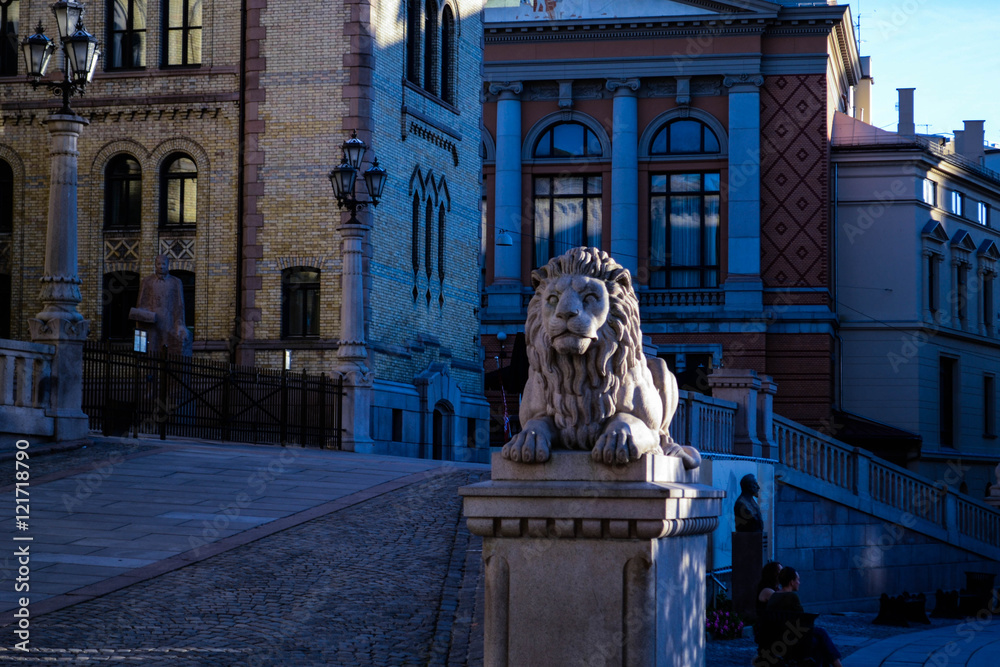Lion infront of some building in Oslo.