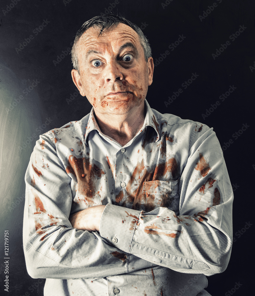 uomo con lo sguardo da pazzo e con la camicia sporca foto de Stock | Adobe  Stock