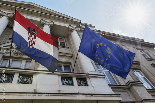 Obraz na plátně Bandiera croata ed europea sulla facciata del parlamento croato a Zagabria