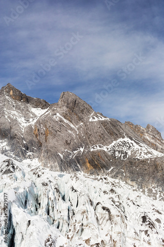 Góra krajobraz w chabeta smoka Śnieżnej górze lokalizować przy Lijiang, Yunnan, Chiny (Yulong Śnieżna góra).