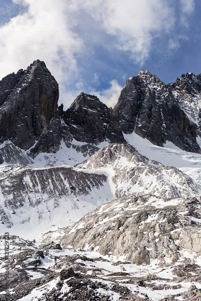 Fototapeta premium Mountain landscape in Jade Dragon Snow Mountain (Yulong Snow Mountain) located at Lijiang, Yunnan, China.