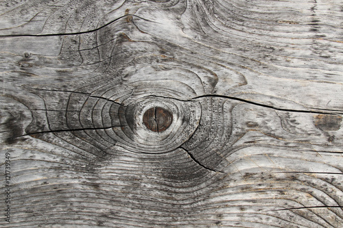 Holztextur mit Asteinschlüssen.