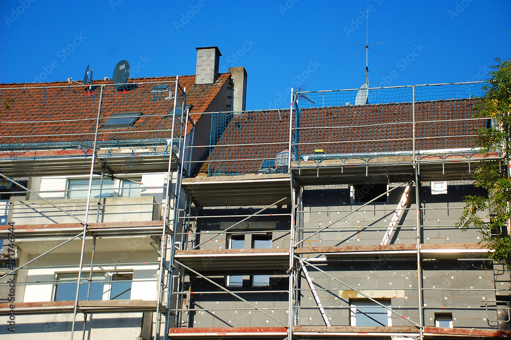 Privathaus mit Gerüst, Dämmung der Außenfassade Privathaus mit Gerüst, Dämmung der Außenfassade
