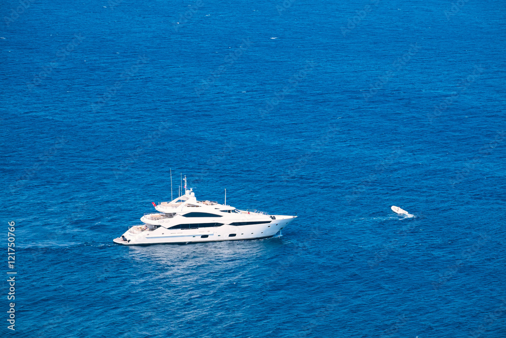Yachting on the Mediteranean Sea Yachting on the Mediteranean Sea