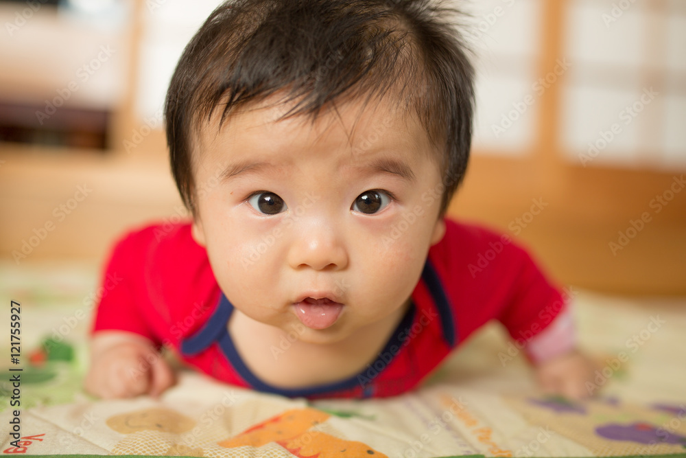 横になる赤ちゃん