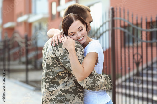 Valokuva Happy US army soldier with wife on street