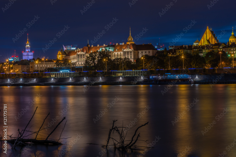 Panorama Warszawy nad Wisłą w nocy