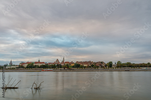 Panorama Warszawy nad Wisłą o zachodzie słońca