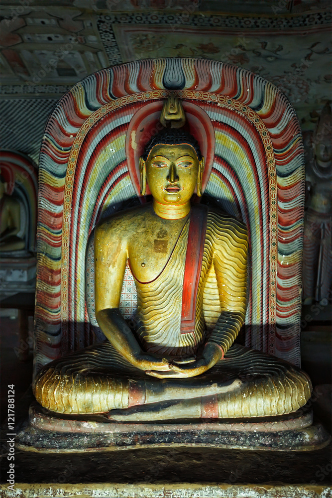 Obraz premium Ancient Buddha image in Dambulla Rock Temple caves, Sri Lanka