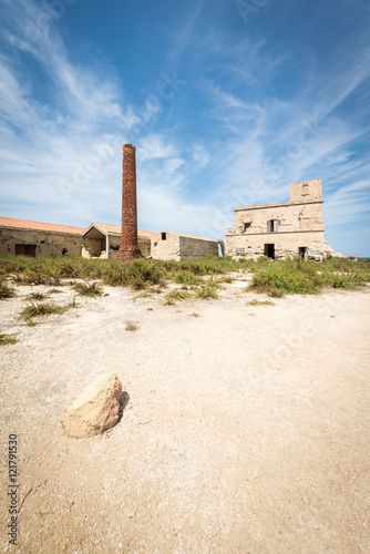 fabrica abbandonata photo