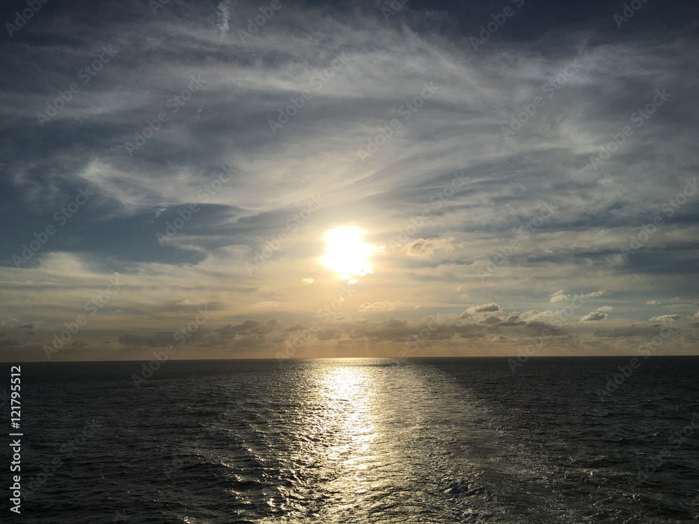 Sonnenuntergang auf einem Schiff