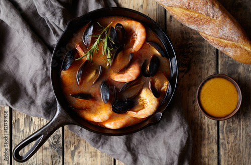 Photos Seafood soup with fish, prawns, mussels tomato, lobster