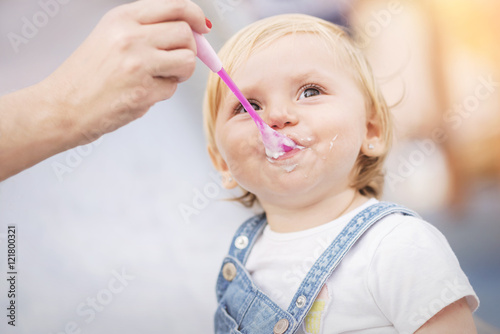 Cuadro en lienzo Baby eating