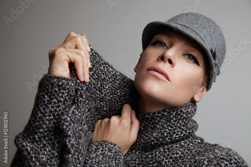 woman muffle wrap oneself in grey scarf