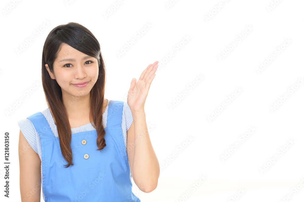 案内する笑顔の主婦 案内する笑顔の主婦