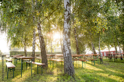 Biergarten im Sonnenschein unter Bäumen  photo