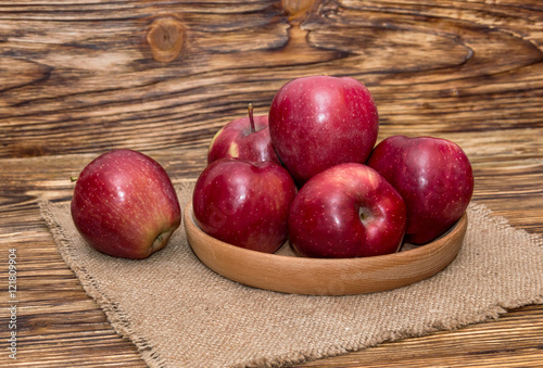 apples on wooden plate