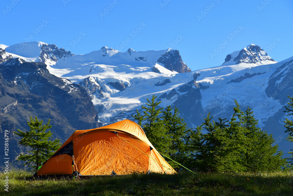 Tenda colorata di fronte ai ghiacciai del Monte Rosa Stock Photo | Adobe  Stock